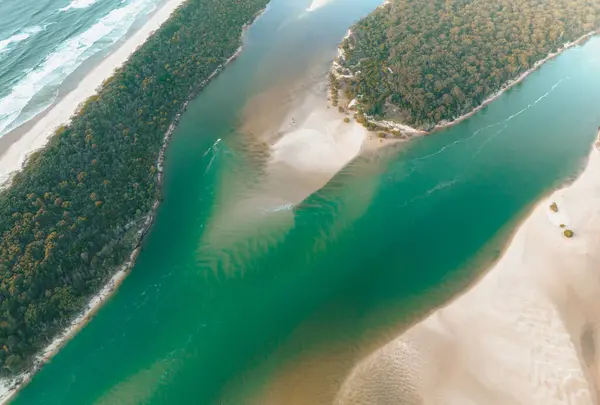 Widok Powietrza Rzekę Noosa Tętniącą Życiem Błękitną Wodą Wybrzeżu Sunshine Obrazy Stockowe bez tantiem