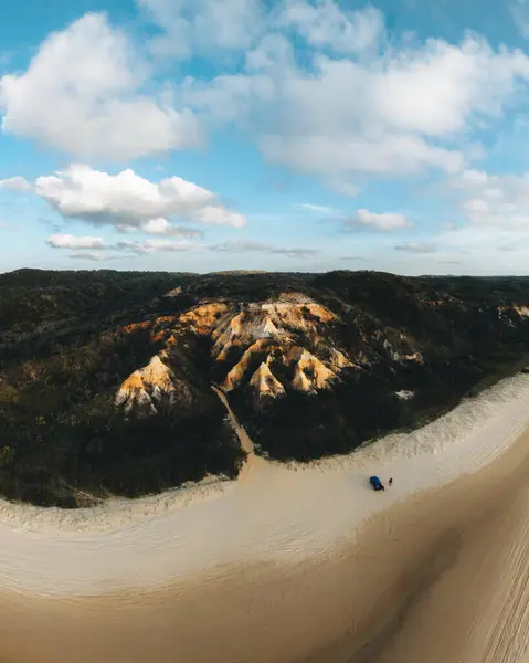 Flygdrönare Syn Pinnacles Färgade Sands Fraser Island Soluppgång Med Bil Stockfoto