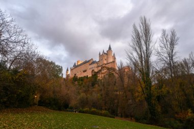 İspanya, Segovia 'daki Alcazar Kalesi. Kastilya ve Leon, İspanya 'nın Segovia şehrinde bulunan bir ortaçağ şatosudur..