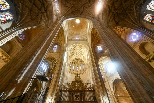 スペインのセゴビア 2021年11月27日 スペインのセゴビア大聖堂内部ビューの古代建築天井 — ストック写真