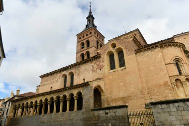Segovia, İspanya - 27 Kasım 2021: Segovia, İspanya 'daki Saint Martin Kilisesi, Iglesia de San Martin manzarası