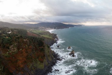 Yeşil kayalık dağlar ve Gaztelugatxe, İspanya 'nın güzel kıyı manzarası