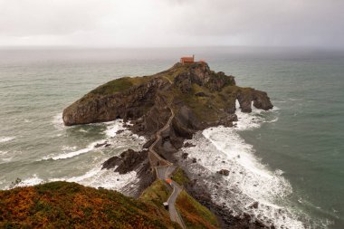 Yeşil kayalık dağlar ve kıyı manzarası, San Juan de Gaztelugatxe, İspanya