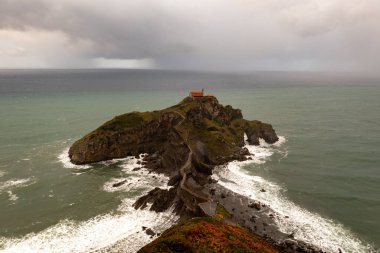 Yeşil kayalık dağlar ve kıyı manzarası, San Juan de Gaztelugatxe, İspanya