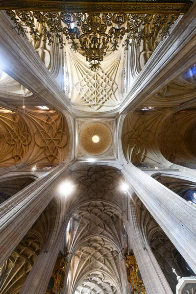 スペインのセゴビア 2021年11月27日 スペインのセゴビア大聖堂内部ビューの古代建築天井 — ストック写真