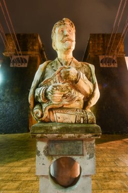 Alberto de Palacio 'nun büstü, asma köprünün mimarı yarattığı Las Arenas Areeta Getxo İspanya' nın önünde.