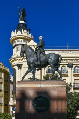 Cordoba 'nın göbeğindeki Tendillas Meydanı (Plaza de las Tendillas). Meydanın ortasında - Gonzalo Fernandez de Cordoba 'nın (1453-1515) 