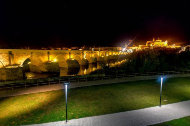 Roma Köprüsü manzarası, İspanya 'nın Cordoba kentindeki Guadalquivir nehri boyunca uzanan taş bir köprü..