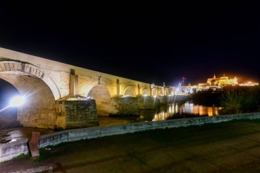 Roma Köprüsü manzarası, İspanya 'nın Cordoba kentindeki Guadalquivir nehri boyunca uzanan taş bir köprü..