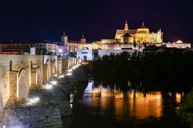 Roma Köprüsü manzarası, İspanya 'nın Cordoba kentindeki Guadalquivir nehri boyunca uzanan taş bir köprü..