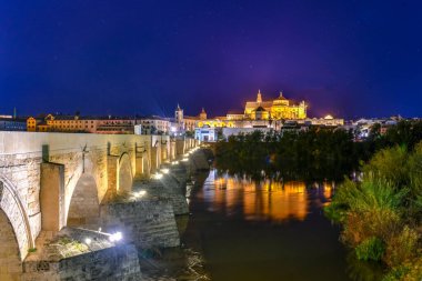 Roma Köprüsü manzarası, İspanya 'nın Cordoba kentindeki Guadalquivir nehri boyunca uzanan taş bir köprü..