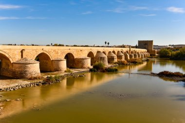 İspanya 'nın Cordoba kentindeki Guadalquivir nehri boyunca uzanan taş bir köprü..