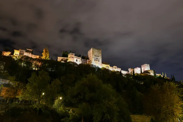 İspanya, Granada 'daki aydınlatılmış Alhambra Sarayı manzarası.