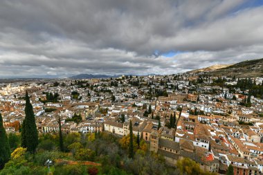 Granada, Endülüs, İspanya 'daki El Albayzin bölgesinin Panoraması, Alacazaba Kalesi' ndeki Torre del Cubo 'dan çekilmiştir..