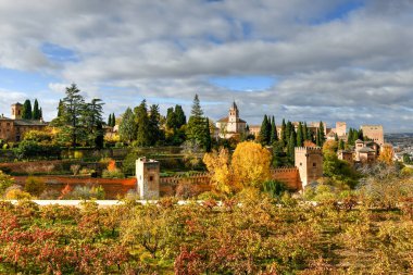 Granada, İspanya 'daki Alhambra Sarayı' nda Güzel Bahçe Manzarası.