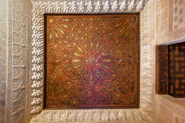 İspanya Granada 'daki Fas Sarayı' nın karmaşık detayları Alhambra Sarayı 'nı etkiledi.