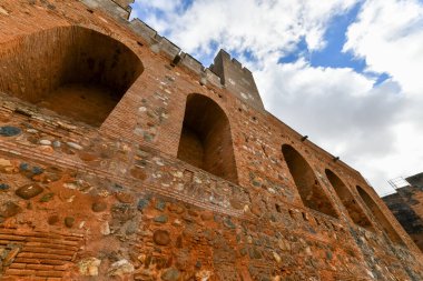 Alhambra Kalesi Granada, Endülüs, İspanya 'daki Alcazaba askeri alanının antik güçlendirilmiş Kırık ve Hürmet kuleleri.