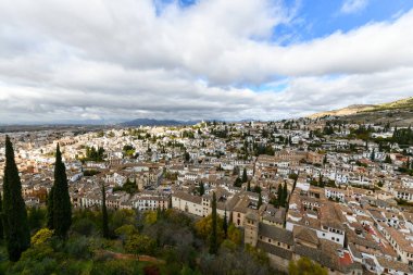 Granada, Endülüs, İspanya 'daki El Albayzin bölgesinin Panoraması, Alacazaba Kalesi' ndeki Torre del Cubo 'dan çekilmiştir..