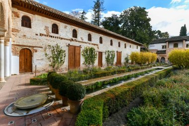 The Generalife avlusunun manzarası, ünlü çeşmesi ve bahçesiyle bir kemer boyunca. Granada, İspanya, Avrupa 'daki Alhambra de Granada kompleksi aydınlık bir kış günü.