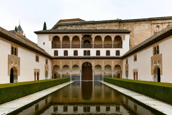 Mersinden Nasrid Sarayı'Alhambra, Granada, İspanya Mahkemesi.