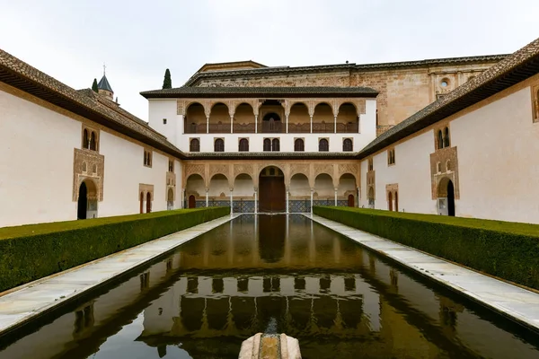 Mersinden Nasrid Sarayı'Alhambra, Granada, İspanya Mahkemesi.