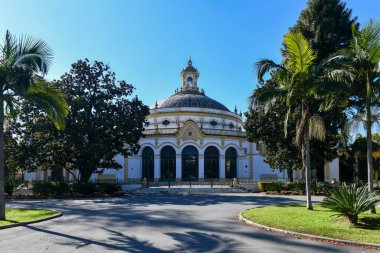 Seville, İspanya - 7 Aralık 2021: Vega Tiyatrosu (Teatro Lope de Vega) ve Seville, İspanya 'daki Parque de Maria Luisa yakınlarındaki Kumarhane.
