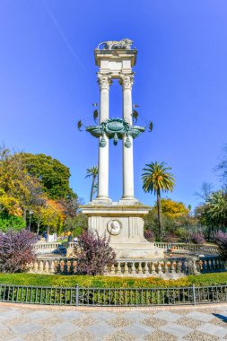 Sevilla, Endülüs, İspanya 'da ilkbahar manzarasında güzel bir bahçe. Gerçek Alcazar de Sevilla yakınlarındaki Jardines de Murillo 'daki Christopher Columbus Anıtı.