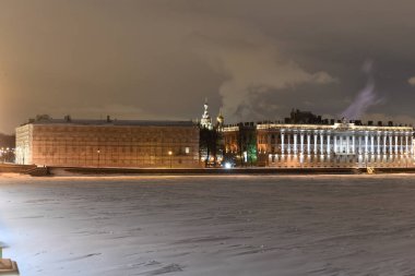 Rusya, St. Petersburg 'daki Mermer Saray' ın Neva Nehri 'nin karşısındaki kış manzarası..