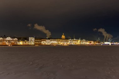 Saint Isaac 's gece bir kış, kar kaplı Saint-Petersburg, Rusya.