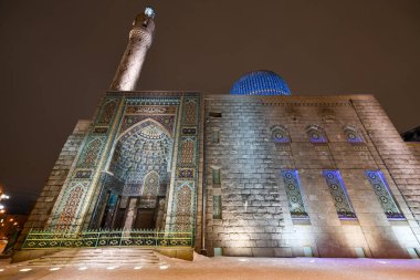Gece Saint Petersburg Camii 'nde. 1913 yılında açıldığında Avrupa 'nın Türkiye dışındaki en büyük camiiydi..