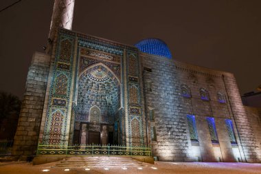 Gece Saint Petersburg Camii 'nde. 1913 yılında açıldığında Avrupa 'nın Türkiye dışındaki en büyük camiiydi..
