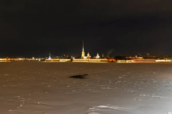 彼得和保罗在冬夜的城堡里 白雪覆盖着俄罗斯圣彼得堡 — 图库照片