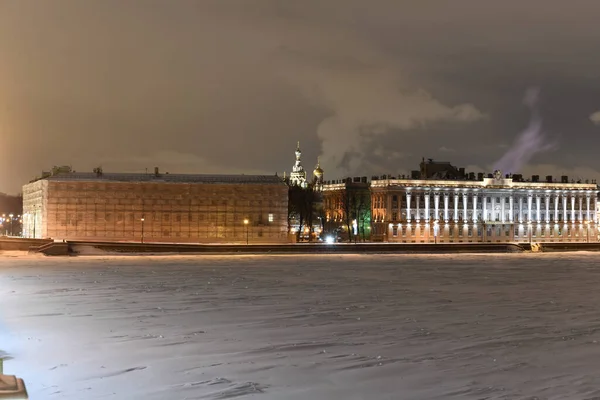 俄罗斯圣彼得堡大理石宫冬季横跨涅瓦河的景观 — 图库照片