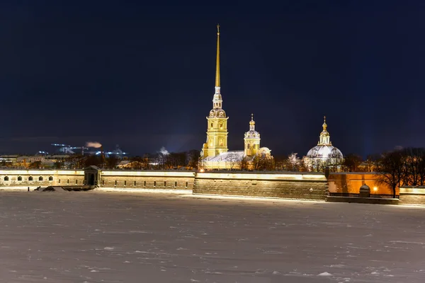 冬の夜のピーターとポールの要塞 雪はロシアのサンクトペテルブルクを覆っていた — ストック写真