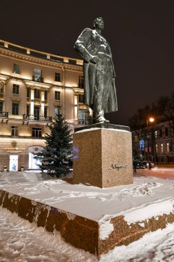 Saint Petersburg, Rusya - 24 Aralık 2021: St. Petersburg, Rusya 'daki Kronverkskiy Prospekt' te Maxim Gorky Anıtı.