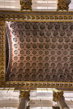 Saint Petersburg, Rusya - 23 Aralık 2021: St. Petersburg, Rusya 'daki Kazan Katedrali' nin tavanı.