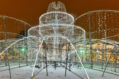 Amirallikteki parlak çeşme. Kış çeşmesi. Lider figürü. St. Petersburg Yeni Yıl Dekorasyonu. Petersburg 'a Noel seyahati. Rusya 'da yeni yıl. Kış Petersburg.