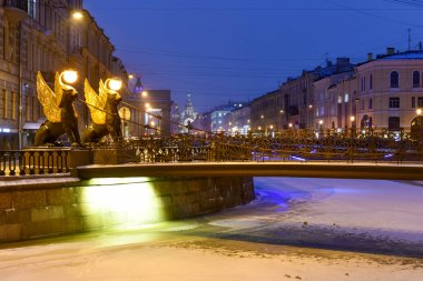 Saint-Petersburg, Rusya 'daki Bank Bridge' de griffinlerin gece heykeli