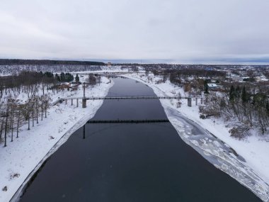 Rusya 'nın Rzhev kentindeki Volga Nehri üzerindeki yaya köprüsü.