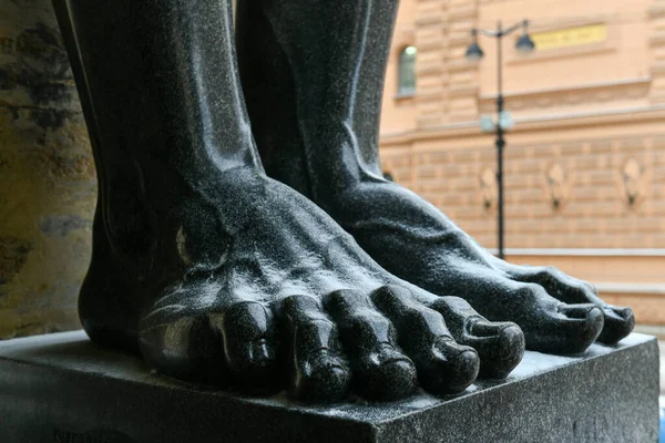 Δάχτυλα Του Αγάλματος Του Άτλαντα Τουριστικός Οιωνός Για Κάνει Μια — Φωτογραφία Αρχείου