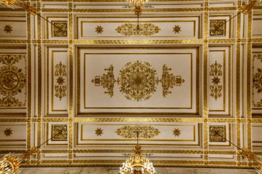Saint Petersburg, Rusya - 25 Aralık 2021: Saint Petersburg, Rusya 'da bir sanat ve kültür müzesi olan State Hermitage Museum' un içi.