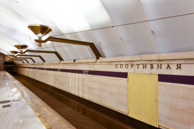 Saint Petersburg, Rusya - 24 Aralık 2021: Saint Petersburg, Rusya, Avrupa 'daki Sportivnaya Metro İstasyonu' nun güzel iç kesimi