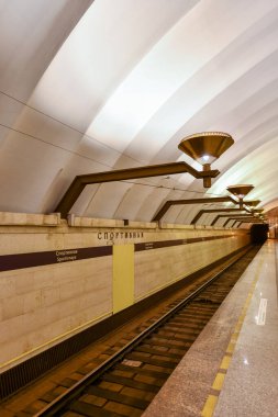 Saint Petersburg, Rusya - 24 Aralık 2021: Saint Petersburg, Rusya, Avrupa 'daki Sportivnaya Metro İstasyonu' nun güzel iç kesimi