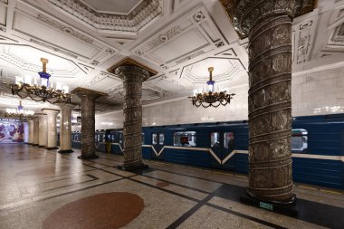 Saint Petersburg, Rusya - 24 Aralık 2021: Saint Petersburg, Rusya, Avrupa 'daki Avtovo Metro İstasyonu' nun güzel iç kesimi