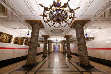 Saint Petersburg, Rusya - 24 Aralık 2021: Saint Petersburg, Rusya, Avrupa 'daki Avtovo Metro İstasyonu' nun güzel iç kesimi