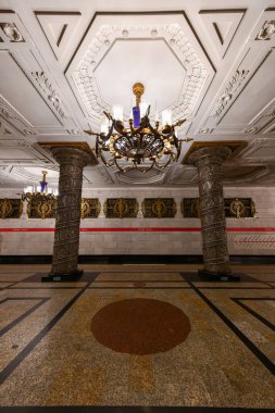 Saint Petersburg, Rusya - 24 Aralık 2021: Saint Petersburg, Rusya, Avrupa 'daki Avtovo Metro İstasyonu' nun güzel iç kesimi