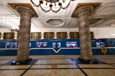 Saint Petersburg, Rusya - 24 Aralık 2021: Saint Petersburg, Rusya, Avrupa 'daki Avtovo Metro İstasyonu' nun güzel iç kesimi