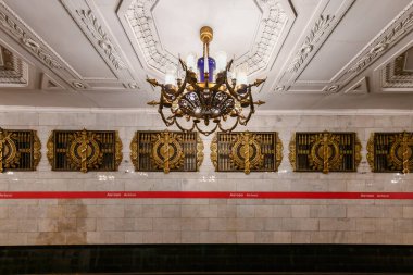 Saint Petersburg, Rusya - 24 Aralık 2021: Saint Petersburg, Rusya, Avrupa 'daki Avtovo Metro İstasyonu' nun güzel iç kesimi