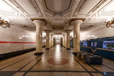 Saint Petersburg, Rusya - 24 Aralık 2021: Saint Petersburg, Rusya, Avrupa 'daki Avtovo Metro İstasyonu' nun güzel iç kesimi