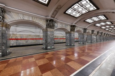 Saint Petersburg, Rusya - 24 Aralık 2021: Kirovskiy Zavod metro istasyonu.